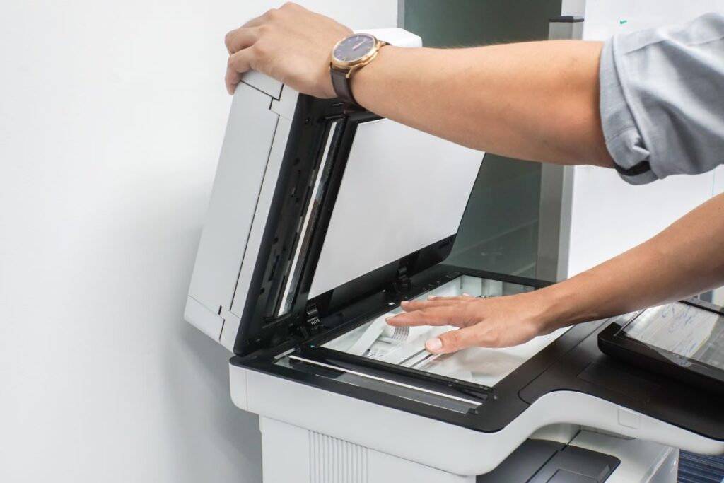 Der Laserdrucker kann nicht nur kopieren, sondern auch scannen und faxen.
