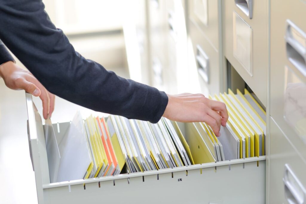 Für die Organisation von Dokumenten und Akten eignen sich Rollcontainer besonders gut!